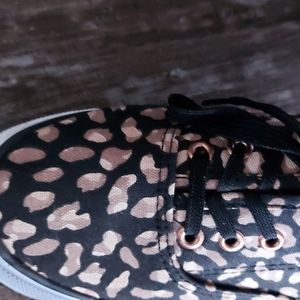 Like new leopard sneakers